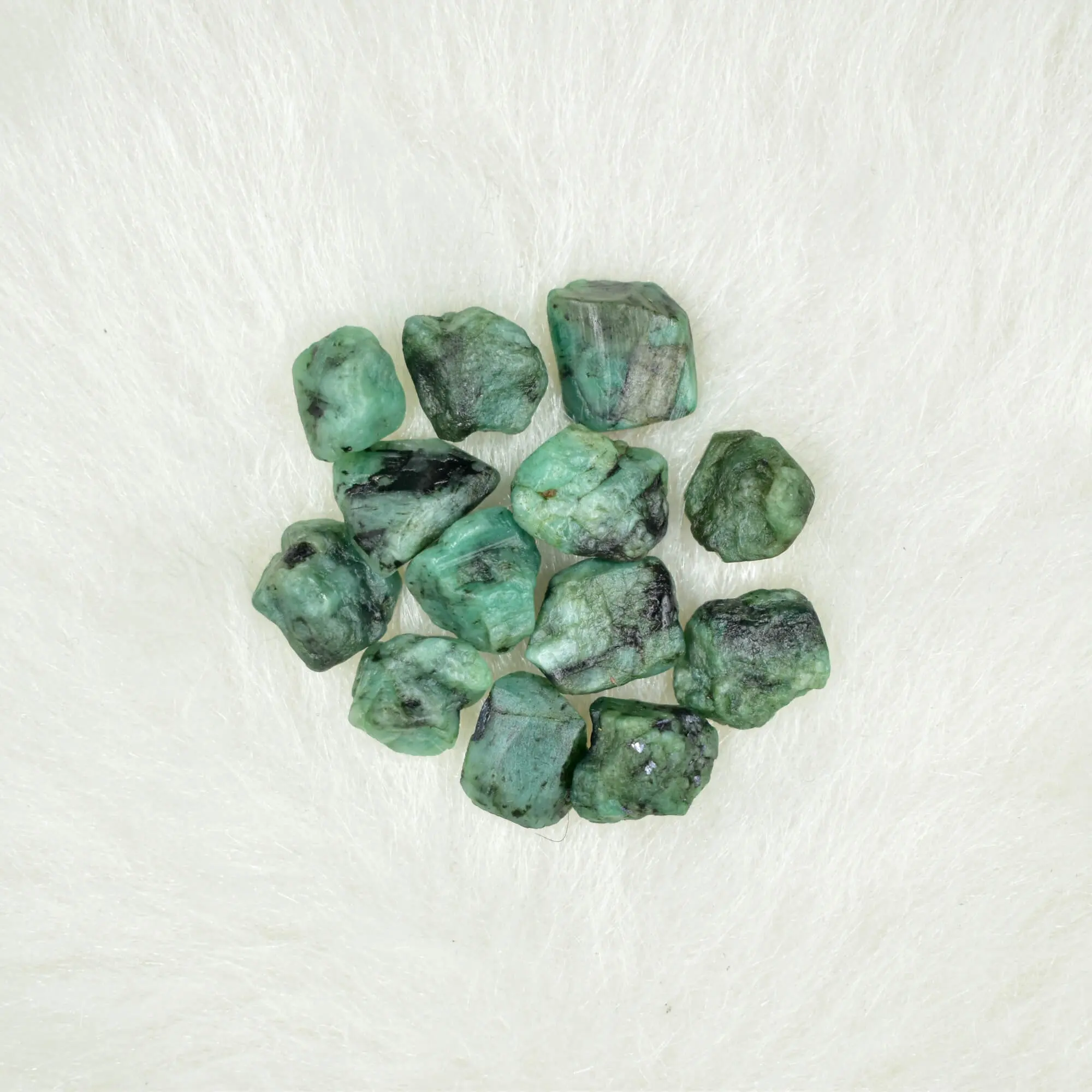 Piedra preciosa suelta sin cortar Esmeralda verde Natural, gemas de piedra de nacimiento para la venta, precio al por mayor auténtico vendedor de piedra suelta