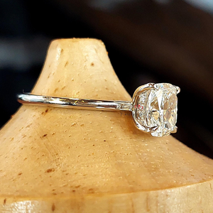 แหวนเพชรทรงคุชชั่นคุณภาพระดับคลาสสิก 0.11 กะรัต เพชรเพาะเลี้ยงในห้องปฏิบัติการ ชุบทองคำสีกุหลาบ เครื่องประดับสำหรับผู้หญิงสไตล์คลาสสิก - Product Image 4