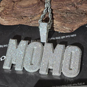 จี้รูปตัวอักษร "MOMO" พร้อมสร้อยเชือกประดับเพชรโมอิสซาไนต์ สร้อยคอฮิปฮอปแบบกำหนดเอง เครื่องประดับสุดหรู - Product Image 1