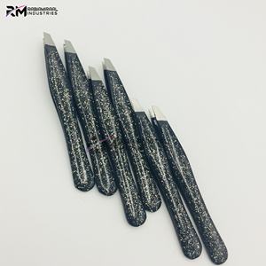 Pinzas para Cejas RMI de Alta Calidad, Color Negro Brillante / Punta Plateada, Juego de Pinzas para Cejas Angulares de Acero Inoxidable - Product Image 5