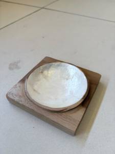 Porte-savon en bois écologique avec égouttoir intégré et insert en marbre blanc au design moderne pour évier de salle de bain - Product Image 5