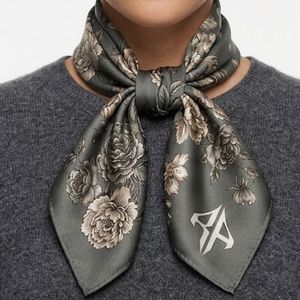 Nouveaux foulards carrés pour femmes de haute qualité en gros, 100 % soie, matériau premium, couleur unie, pour usage extérieur, logo personnalisé - Product Image 5