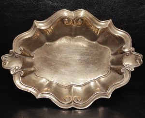 Bol sur pied vintage plaqué argent avec poignées ornées, plat central en métal embossé antique, bol à fruits décoratif doré - Product Image 1