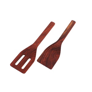 Ensemble de 2 cuillères à salade artisanales en bois de Sheesham pour mélanger, saupoudrer et servir – Ustensiles de cuisine indiens haut de gamme en bois de rose - Product Image 1