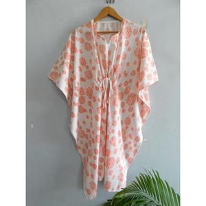 ชุดเดรสผ้าฝ้ายทำมือรักษ์โลกสไตล์โบฮีเมียน พิมพ์ลายบล็อก แขนทรงปีกค้างคาว คอวี ชุดคลุมชายหาดสีธรรมชาติ ทรงปกติ เสื้อคลุมตัวยาวสำหรับฤดูร้อน - Product Image 1