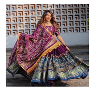 Dernière collection de Lehenga Choli de créateur, richement ornée de broderies numériques et de miroirs, idéale pour les mariages et les fêtes, disponible au prix de gros. - Product Image 1