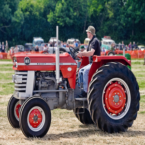 Tracteur Massey Ferguson 165 très bien coté, 65 CV, 4 roues motrices, transmission par engrenages, avec moteur et boîte de vitesses en stock, livraison rapide - Product Image 6