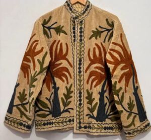 Chaqueta de Terciopelo Beige Estilo Vintage al por Mayor para Mujer, Chaqueta Corta Bordada a Mano con Flores, Ropa de Abrigo Boho para Invierno - Product Image 3