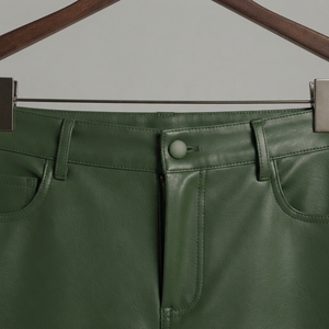 Pantalones de Cintura Alta para Mujer en PU Verde con Logotipo Bordado, Corte Regular, Estilo Casual para Otoño - Product Image 6