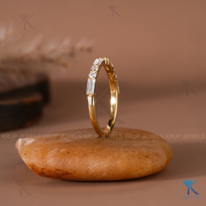 Anillo de boda minimalista de oro amarillo macizo de 14 quilates para mujer con diamantes de laboratorio en baguette alternados, media eternidad, apilable - Product Image 2