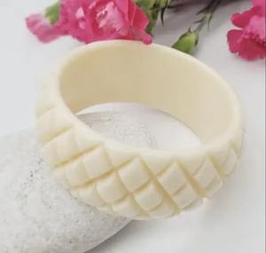 Bracelets en résine faits à la main, accessoires de mode haut de gamme pour femmes, qualité export, impression numérique unie, vente en gros - Product Image 1