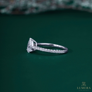 Anillo de Compromiso Solitario de Lujo con Diamante Cultivado en Laboratorio con Corte de Pera, Oro Blanco de 18K, Delicado Anillo Nupcial con Banda Pavé para Mujer - Product Image 4