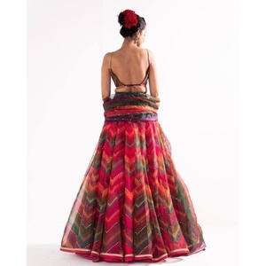 Lehenga choli ผ้าใยไหมพิมพ์ลายดิจิทัลพร้อมชุดอินเดียแบบดั้งเดิม dupatta Maroon ที่ทันสมัย - Product Image 3