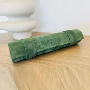 Juego de ajedrez enrollable de cuero verde con bolsa de almacenamiento con cremallera, tablero de juego de estrategia portátil y piezas modernas para jugar en viajes. - Product Image 4