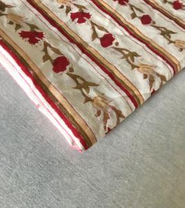 Tela de algodón estampada a mano – Diseño de rayas florales verticales |   Rojo y verde oliva sobre base blanca |   Textiles Artesanales Indios - Product Image 4