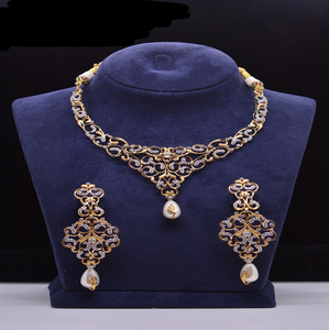 Lujoso collar con colgante de esfera, con detalles en oro brillante y pavé. Disponible a precios de mayorista. - Product Image 4