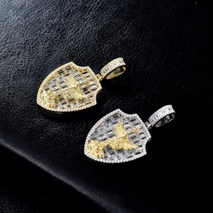 Colgante Religioso Vintage de San Miguel Arcángel Chapado en Plata 925 con Moissanita Corte Esmeralda y Oro de 10k - Product Image 6