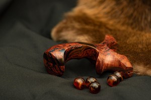 Slingshot en acier inoxydable avec motif grainé rouge intense et billes ambrées pour usage extérieur - Product Image 2