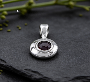 Art Palace - Colgante de Plata 925 con Granate y Engaste de Bisel, Joyería Clásica Unisex para Uso Diario - Product Image 2