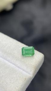 Émeraude naturelle zambienne certifiée 7x5 mm, taille octogonale, avec un bel éclat, pierre précieuse en vrac pour la création de bijoux, 1,02 carat - Product Image 1