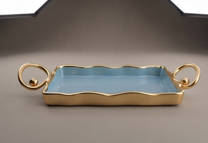 Plateau en métal émaillé bleu à bord ondulé style nordique, avec poignées ovales dorées antique, centre de table décoratif, organisateur et plateau de service - Product Image 2