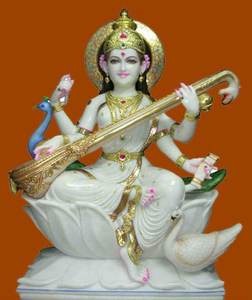 Statue de Saraswati Mata en marbre blanc fait main, colorée, assise sur un lotus avec une veena, pour la décoration de la maison et de l'école - Product Image 5