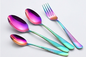 Ensemble de couverts de luxe en acier inoxydable avec manche martelé aux couleurs arc-en-ciel, design de créateur, pour la salle à manger moderne, la cuisine et les événements - Product Image 3
