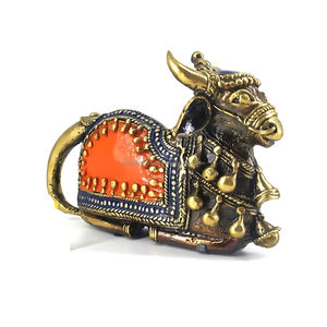 Statue de Nandi en laiton divin, artisanale, tendance, pour la maison ou le bureau, statue de Nandi assise sereine, art Dhokra, figurine maître - Product Image 1