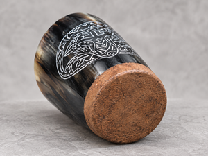 Verre à shot artisanal écologique en corne avec motif loup rustique, forme cylindrique, pour le camping et l'extérieur, de REHMAN CRAFT - Product Image 2