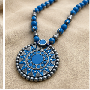 Collier ethnique en perles bleues motif soleil, pendentif en métal moulé, bijoux d'art populaire pour femmes, marque KOTTRAVAI, cadeau Tamil - Product Image 1