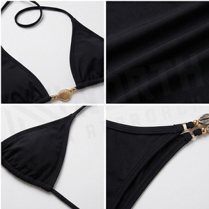 Ensemble bikini deux pièces noir avec haut halter orné de bijoux en forme de coquillages et bas string - Product Image 4