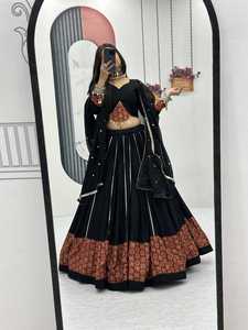 Vestido Tradicional Negro Lehenga Choli con Borde Bordado Rojo y Adornos de Espejo para Mujer, Ideal para Bodas y Fiestas, Estilo Indio-Pakistaní - Product Image 1