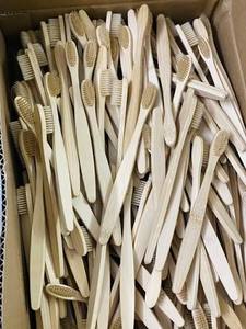 LOS MÁS VENDIDOS |   Cepillo de dientes con mango de madera, cerdas medianas, ecológico, tamaño de viaje, reutilizable, suministro para el cuidado bucal, Blue Lotus Farm - Product Image 3