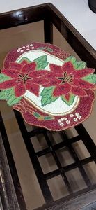 Set de table en tissu bohème fait main, durable, de forme irrégulière, motif poinsettia, rouge et vert, décoratif avec perles - Product Image 2