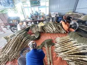 Manufacturer Outdoor Natural Plant Soft Bristle <b>Broom</b> Courtyard Garage Floor Outdoor Garden Care <b>Broom</b> with Sorghum Grass Head - Product Image 5