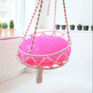 Hamac pour animaux de compagnie en macramé tissé à la main : lit pour chat bohème avec insert en coussin fourré, balançoire en corde de coton - Product Image 1