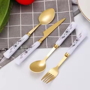 Ensemble de couverts de luxe en métal pour table, comprenant une cuillère de service et une paire de fourchettes, conçu pour des dîners et des réceptions élégants - Product Image 4