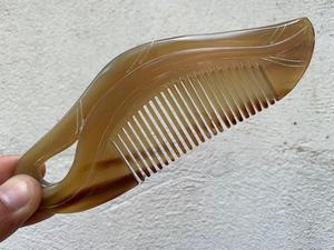 Peine de bolsillo ecológico hecho a mano con cuerno de vaca - Antifrizz para el cuidado diario del cabello y la barba, ideal para regalos de empresa y decoración del hogar - Product Image 3