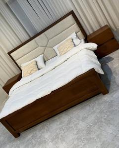 Offre Spéciale : Ensemble de Meubles de Chambre en Noyer Massif, Lit Double Multifonctionnel avec Rangement et Têtes de Lit Rembourrées - Product Image 1