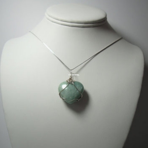 Pendentif en Amazonite de Bonne Qualité, Forme Irrégulière, Sculpté et Enroulé de Fil, Vente en Gros, Meilleure Qualité, Achetez F S CRYSTAL du Gujarat, Inde - Product Image 1