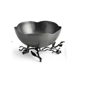 Grand saladier noir entièrement revêtu avec support à motif de branches pour une utilisation décorative sur les tables d'hôtel et de mariage - Product Image 3