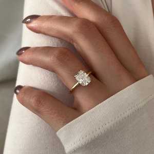 Bague de fiançailles avec halo caché en diamant de laboratoire allongé de 2 carats, or 14 carats, diamant allongé, certifié IGI - Product Image 2