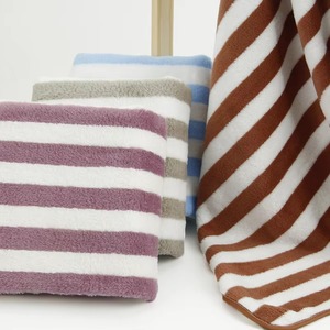 Serviette de toilette en coton personnalisable avec logo, durable, douce et absorbante, pour salle de bain, OEM, marque privée, commandes en gros, en polaire corail rayée - Product Image 1