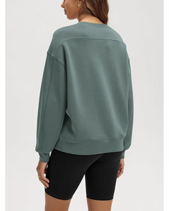 Sweat à capuche noir tendance pour femme, en tissu non tissé respirant et à séchage rapide, avec logo avant et manches unies, idéal pour un style urbain audacieux en hiver. - Product Image 2