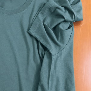 เสื้อยืดคอกลมแขนสั้นสีเทาเข้มสำหรับผู้ชาย ผ้าฝ้าย 100% ทรงปกติ สีพื้น แบบเรียบง่าย สไตล์ลำลอง ผ้าถัก ย้อมสีแบบทูบูลาร์ - Product Image 4