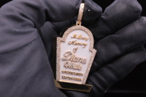 Colgante Monarca Hip Hop Personalizado de Acero Inoxidable Plateado con Diamantes Helados - Product Image 4
