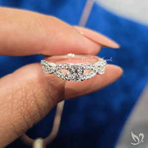 Bague de fiançailles en or blanc 10K avec diamant de laboratoire taille coussin 0,5 carat et bande pavée torsadée, certifiée IGI - Product Image 4