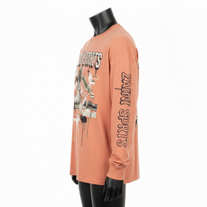 Camiseta gráfica de manga larga para hombre, de algodón grueso de 220 GSM, color naranja melocotón, transpirable, con logo serigrafiado. - Product Image 3