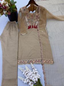 Traje Tradicional de Seda para Mujer con Bordado de Lentejuelas, Dupatta Beige, Largo hasta el Suelo, Corte Regular, Estilo India/Pakistán - Product Image 3