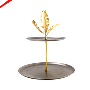 Support à gâteau vintage en métal doré à 2 niveaux, plateau de service décoratif pour la décoration intérieure, les fêtes et support à fruits moderne - Product Image 1